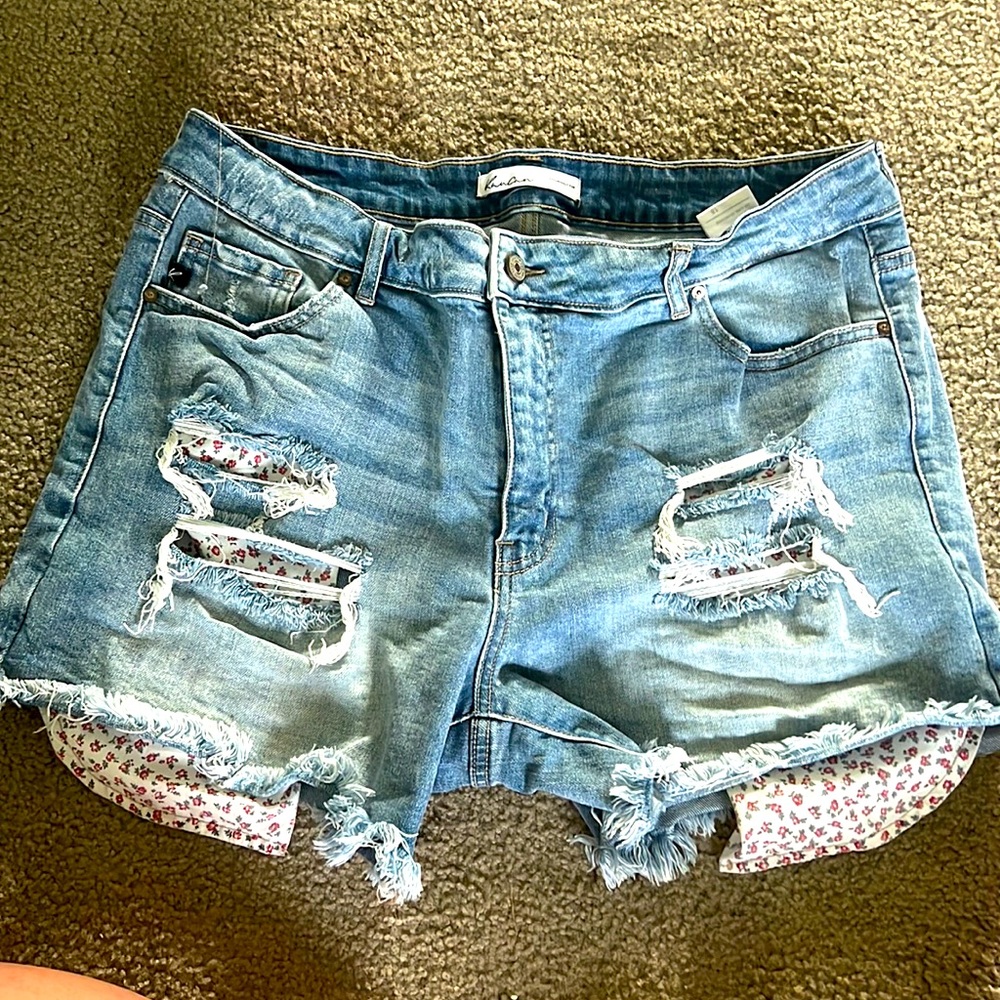 KanCan exclusively for Maurice’s jean shorts 5” like new with decorative pockets